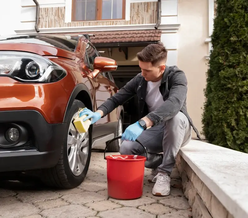 Lavage auto à domicile Carbon-Blanc : professionnel intervenant sur un véhicule
